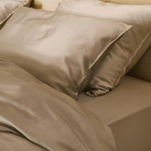 KOALA HUG kussensloop 100% TENCELâ„¢ lyocell satijn, karamel bruin 60x70 â€“ antibacterieel | biologisch