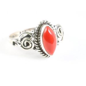 Fijne bewerkte zilveren ring met rode koraal steen - maat 15.5