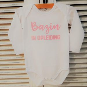 Baby Rompertje met tekst meisje Bazin in Opleiding  | Lange mouw | wit roze print | maat 50/56