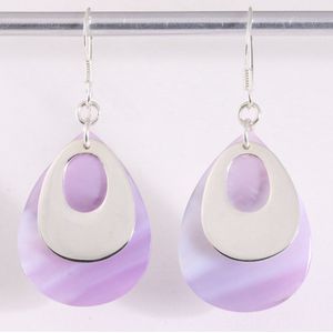 Grote druppelvormige zilveren oorbellen met paarse parelmoer