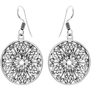 Zilveren oorbellen | Hangers | Zilveren oorhangers, sierlijk opengewerkte cirkel met bloemdetail