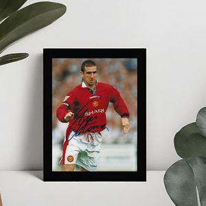 Eric Cantona Ingelijste Handtekening – 15 x 10cm In Klassiek Zwart Frame – Gedrukte handtekening – Manchester United - Voetbal Manchester United - Voetbal