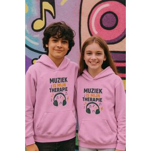 Kinder Hoodie “Muziek is mijn therapie” – Roze – Unisex Trui 3-4 Jaar – Comfortabel & Stoer Muziekdesign