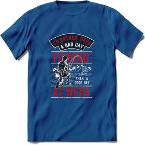 A bad Day Fishing - Vissen T-Shirt | Rood | Grappig Verjaardag Vis Hobby Cadeau Shirt | Dames - Heren - Unisex | Tshirt Hengelsport Kleding Kado - Donker Blauw - L