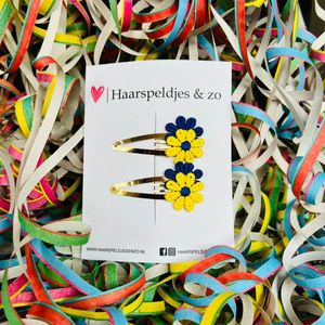 Blauw/geel (gele) madeliefjes op klikklakspeldjes - carnaval - haaraccessoires - 6 cm speldjes