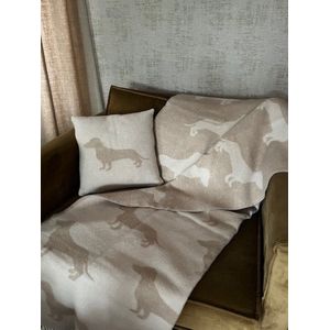 Teckel - plaid inclusief kussen - 100% wollen deken (130x175cm) - beige - teckelprint - teckels - deken - kussen (40x40cm) - wol - zand - 2 kleurig - GRATIS TECKEL DEURWIG MEEGELEVERD - teckel plaid - teckel deken