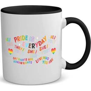 Akyol - lgbtq cadeau - koffiemok - theemok - zwart - Lgbt - queer - pride month - lgbtq vlag - gay pride - koffiemok met tekst - opdruk - leuke pride spullen - verjaardag - cadeau - gift - 350 ML inhoud