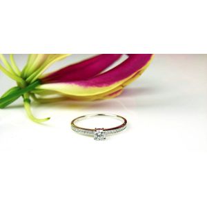 Wit gouden ring met diamant