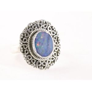 Bewerkte zilveren ring met blauwe doublet opaal - maat 18