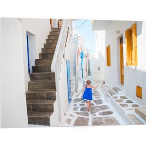 PVC Schuimplaat- Meisje in Blauwe Jurk door de Straten van Santorini, Griekenland - 100x75 cm Foto op PVC Schuimplaat