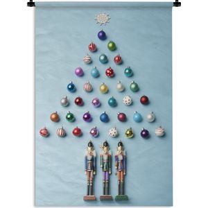 Wandkleed Kerst - Een kerstboom gemaakt van kerstballen op een lichtblauwe achtergrond Wandkleed katoen 60x90 cm - Wandtapijt met foto