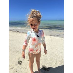 Ducksday - Badpak voor meisje - UV-werend - UPF50+ - met korte mouwen - Surf - Bliss - Pastel roze Bloemen - Maat 6 jaar - 110/116
