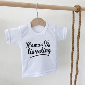 Kinder - t-shirt - Mama's lieveling - maat: 104 - kleur: wit - 1 stuks - mama - moeder - kinderkleding - shirt - baby kleding - kinderkleding jongens - kinderkleding meisjes