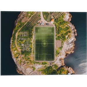 Vlag - Bovenaanzicht van het Henningsvaer Voetbal Stadion in Noorwegen - 40x30 cm Foto op Polyester Vlag