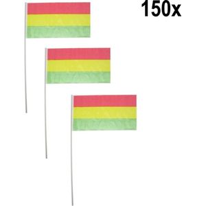 150x Zwaaivlaggetje 50 cm. op stok rood/geel/groen 17 x 25 cm - zwaai vlaggetje Carnaval thema feest vlag stok vlaggen festival zwaai