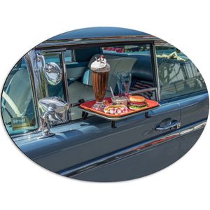Dibond Ovaal - Dienblad met Snacks bij Lichtblauwe Auto - 68x51 cm Foto op Ovaal (Met Ophangsysteem)