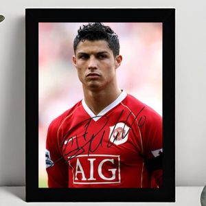 Cristiano Ronaldo CR7 Ingelijste Handtekening – 15 x 10cm In Klassiek Zwart Frame – Gedrukte handtekening – Real Madrid - Juventus - Football Legend - Voetbal - Manchester United FC - Al Nassr - Portugal