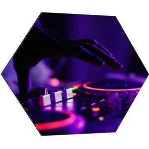 Dibond Hexagon - Hand van DJ op DJ set met Neon Lichten - 80x69.6 cm Foto op Hexagon (Met Ophangsysteem)