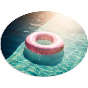 PVC Schuimplaat Ovaal - Roze Zwemband Dobberend in Zwembad op Zomerse Dag - 108x81 cm Foto op Ovaal (Met Ophangsysteem)