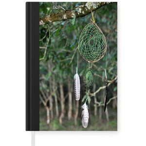 Notitieboek - Schrijfboek - Een groene dromenvanger in een boom - Notitieboekje klein - A5 formaat - Schrijfblok