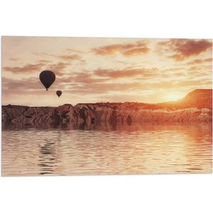 Vlag - Twee Luchtballonnen Zwevend boven Rotsen tijdens Zonsopkomst - 60x40 cm Foto op Polyester Vlag