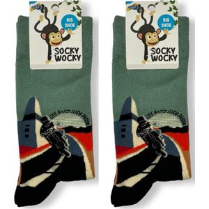 LIFE FAST RIDE FASTER -SOKKEN - 2 Pack - Grappige Sokken voor Mannen & Vrouwen - One Size Sokken met Tekst - Humorvolle Huissokken - Verjaardagscadeau - Geschenk voor Heren, Dames, Vader, Moeder, Vriendin, Zus, Oma - Cadeau