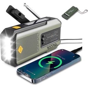 BSTNL Noodradio - AM/FM Radio - Noodfluit - Solar Powerbank - Survivalradio - Noodradio Solar Opwindbaar - Zaklamp -SOS Knop - Powerbank Zonneenergie- USB C - Noodpakket voor Thuis - Army Green