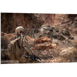 PVC Schuimplaat - Soldaat in Uniform met Geweer in Landschap - 90x60 cm Foto op PVC Schuimplaat (Met Ophangsysteem)
