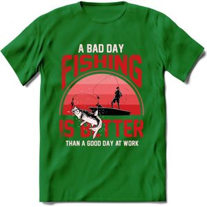 A Bad Day Fishing - Vissen T-Shirt | Rood | Grappig Verjaardag Vis Hobby Cadeau Shirt | Dames - Heren - Unisex | Tshirt Hengelsport Kleding Kado - Donker Groen - L