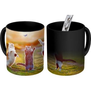 Magische Mok - Foto op Warmte Mokken - Koffiemok - Katten - Vlinder - Zonsondergang - Gras - Natuur - Magic Mok - Beker - 350 ML - Theemok