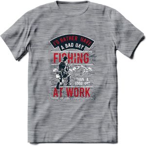 A bad Day Fishing - Vissen T-Shirt | Rood | Grappig Verjaardag Vis Hobby Cadeau Shirt | Dames - Heren - Unisex | Tshirt Hengelsport Kleding Kado - Donker Grijs - Gemaleerd - 3XL