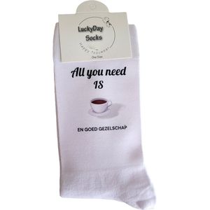 All you need is Koffie - Love - Hou van je - Verjaardag - Cafe - Valentijns cadeau - Sokken met tekst - Witte sokken - Cadeau voor vrouw en man - Kado - Sokken - Verjaardags cadeau voor hem en haar - Verliefd - Vaderdag - Moederdag - LuckyDay Socks -