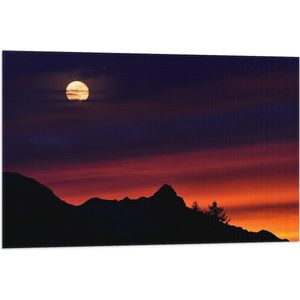 WallClassics - Vlag - Gele Maan Boven de Bergen bij Zonsondergang - 90x60 cm Foto op Polyester Vlag