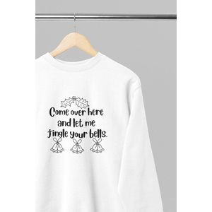 Foute kersttrui - Come over here and let me jingle your bells - Wurban Wear | 18+ | Grappige sweater | Unisex sweater | Oversized sweater | Kersttrui heren | Foute kerstkleding | Kerst sweater | Kersttrui dames | Foute kersttruiendag 2025 | Wit