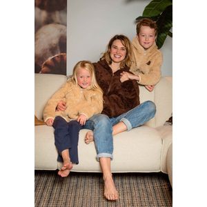 Knuffle Fleece Sweater® | Linda: ""Dit is de perfect sweater! Zacht, comfortabel en geweldige kwaliteit. Geeft een heerlijk ontspannen gevoel!"" | Voor dames, heren en kinderen | Handgemaakt in Portugal | Dit is de kleur Champagne - maat 134/140