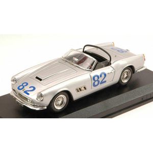 De 1:43 Diecast Modelcar van de Ferrari 250 California Spider #82 van de Targa Florio in 1962. De coureurs waren U. De Bonis en R. Fusina. De fabrikant van het schaalmodel is Art-Model. Dit model is alleen online verkrijgbaar