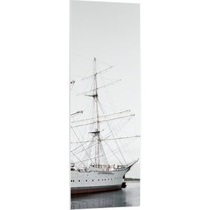WallClassics - PVC Schuimplaat- Witte Boot op Water - 50x150 cm Foto op PVC Schuimplaat