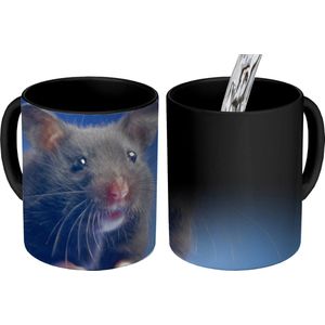 Magische Mok - Foto op Warmte Mokken - Koffiemok - Donkergrijze hamster blauwe achtergrond - Magic Mok - Beker - 350 ML - Theemok