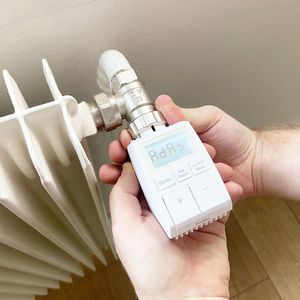 Kit de 4 Têtes Thermostatiques Connectées Universelle avec Ecran LCD + Passerelle ZigBee