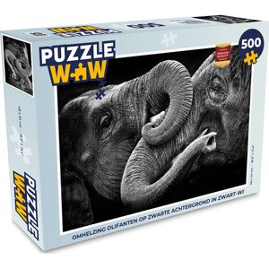 Puzzel Omhelzing olifanten op zwarte achtergrond in zwart-wit - Legpuzzel - Puzzel 500 stukjes