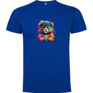 Kobalt Blauw T-Shirt met “ Kleurrijke Teddybeer met Pet en Zonnebril “ Print Full Color maat 104 / 3/4 jaar
