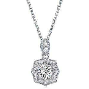 Octavia - 14k Witgouden Vintage Geïnspireerde Moissanite Hanger met Halo Versiering