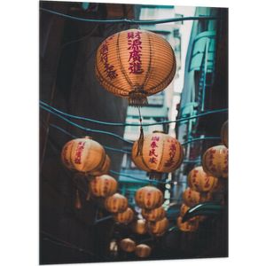 Vlag - Chineze Lampionnen in Smalle Winkelstraat - 70x105 cm Foto op Polyester Vlag