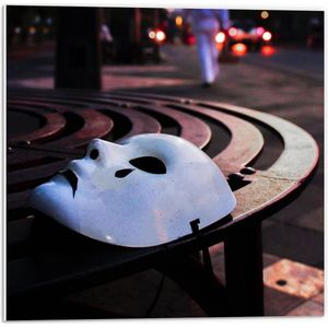 Forex - Wit Masker op Bankje  - 50x50cm Foto op Forex