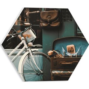 WallClassics - PVC Schuimplaat Hexagon - Witte geparkeerde Fiets - 30x26.1 cm Foto op Hexagon (Met Ophangsysteem)