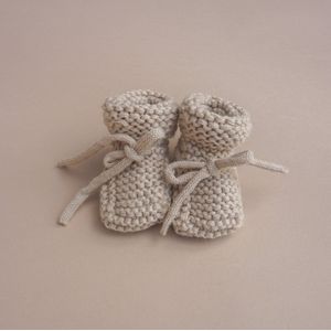 Babyslofjes | Gebreide Babyslofjes | Babysokjes | Babyslofjes wol | Babyslofjes newborn | Kraamcadeau | Beige | Ivy and Soof