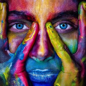 Dibond - Vrouw / Gezicht - Wit / zwart / blauw / rood / oranje / roos - 120 x 120 cm