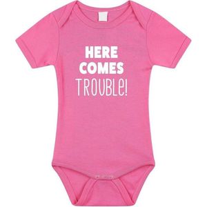 Here comes trouble tekst baby rompertje roze meisjes - Kraamcadeau - Babykleding 68