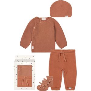 Noppies - Geschenkverpakking met kledingset - Café au lait - 4delig - Broek Grover - trui Pino - Muts Rosita - Slofjes Nelson - Maat 50