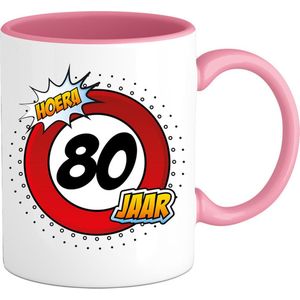 80 Jaar Verkeersbord Mok met tekst | Grappig Verjaardag Beker Cadeau | Bedrukte Koffie en Thee Mokken | Zwart | 330 ML